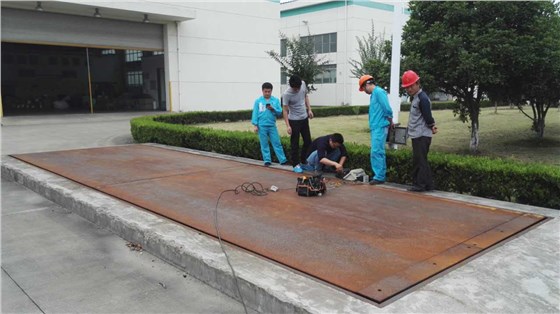 汽車地磅維修現(xiàn)場