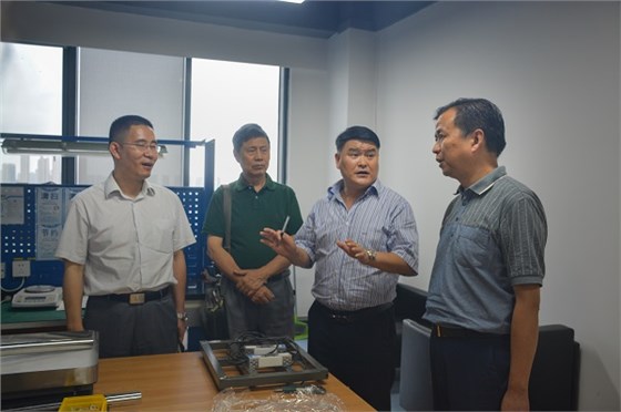 李奇向工商聯(lián)領(lǐng)導(dǎo)匯報了企業(yè)的成長經(jīng)歷和發(fā)展藍圖